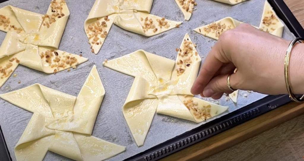 Křehké hvězdičky z listového těsta s vanilkovým pudinkem, ovocem a lískovými oříšky