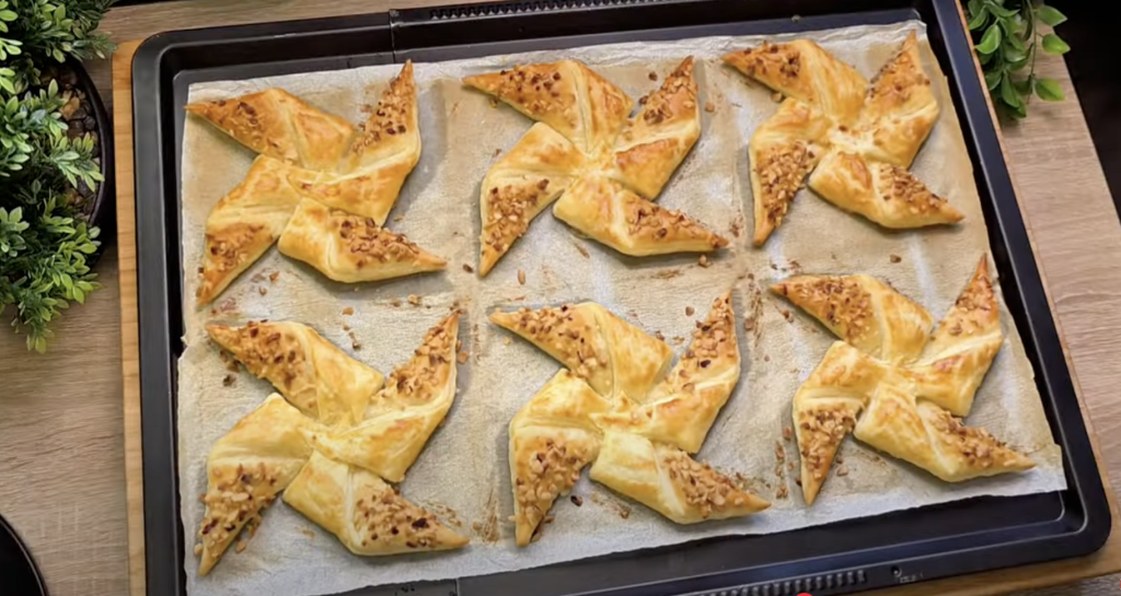 Křehké hvězdičky z listového těsta s vanilkovým pudinkem, ovocem a lískovými oříšky