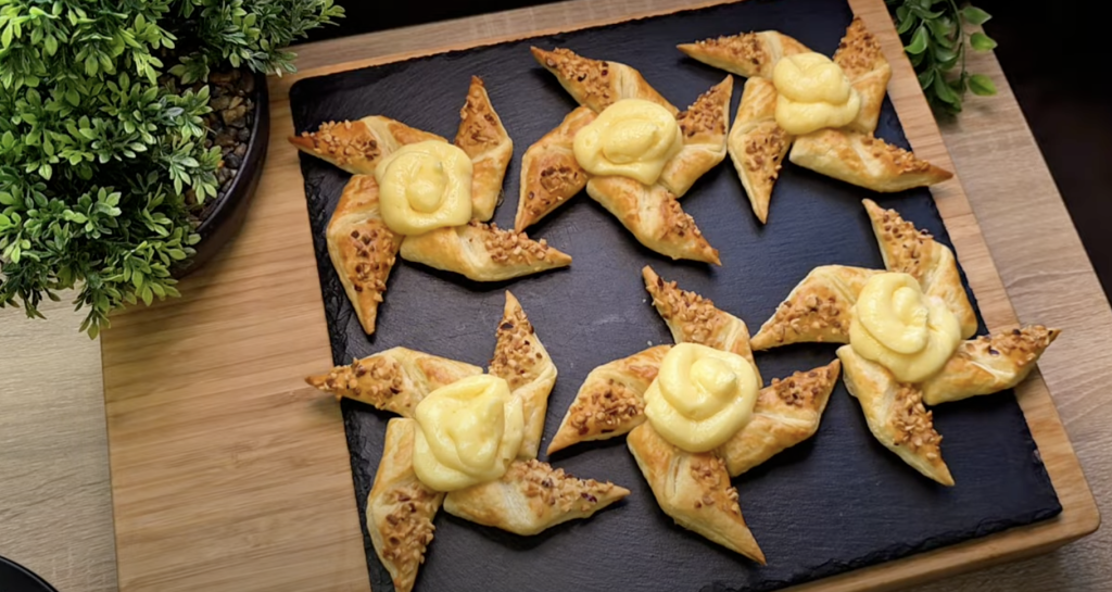 Křehké hvězdičky z listového těsta s vanilkovým pudinkem, ovocem a lískovými oříšky