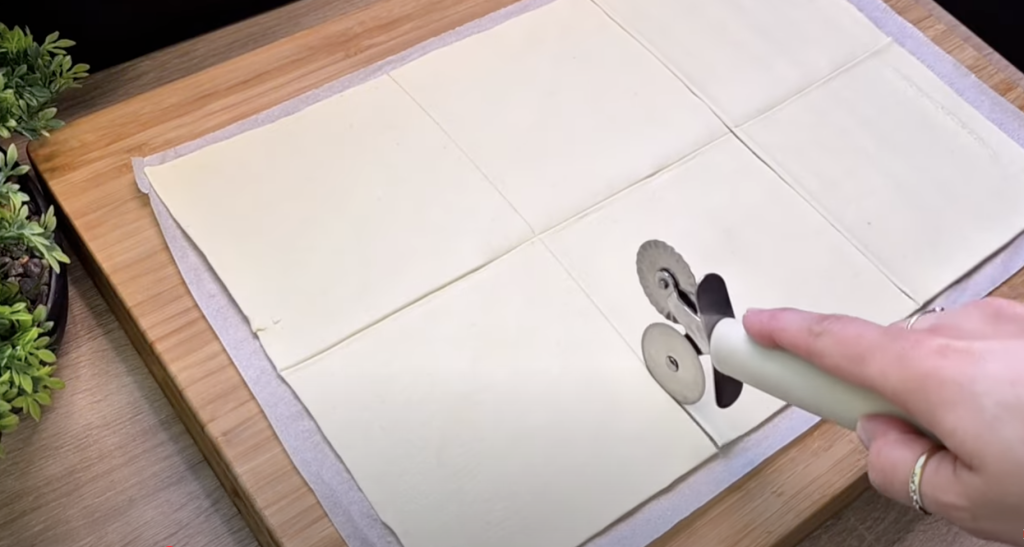 Rychlé čtverce z listového těsta s vanilkovým krémem, ananasem a malinou