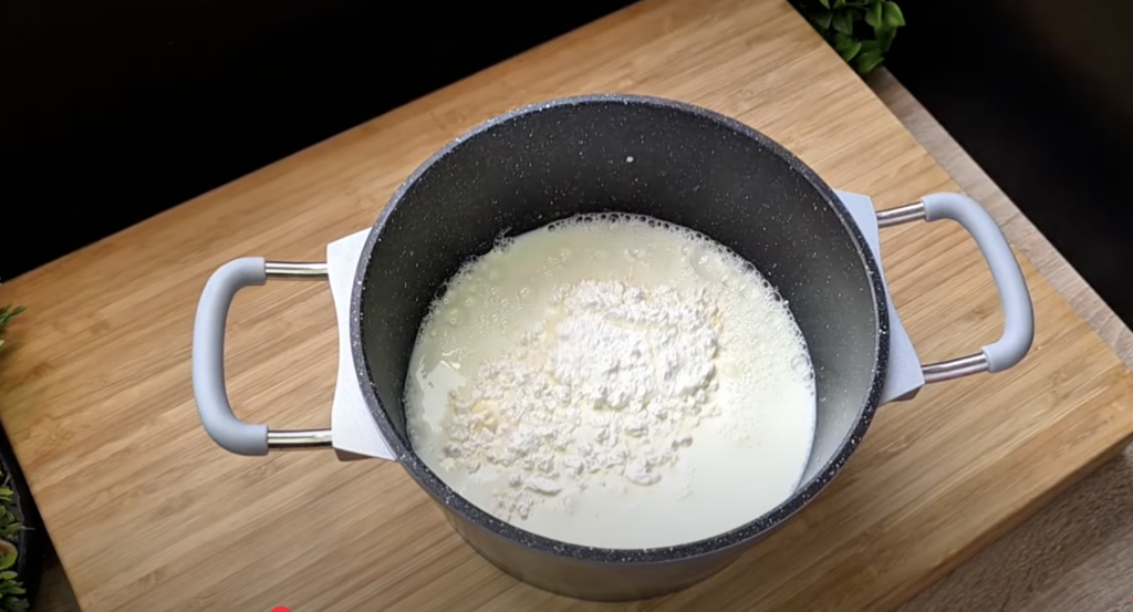 Rychlé čtverce z listového těsta s vanilkovým krémem, ananasem a malinou