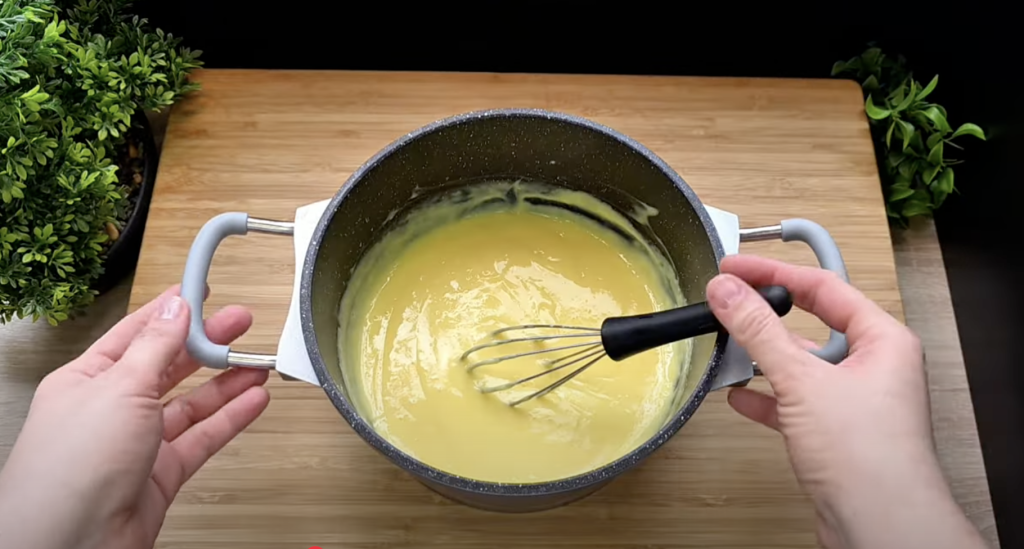 Rychlé čtverce z listového těsta s vanilkovým krémem, ananasem a malinou