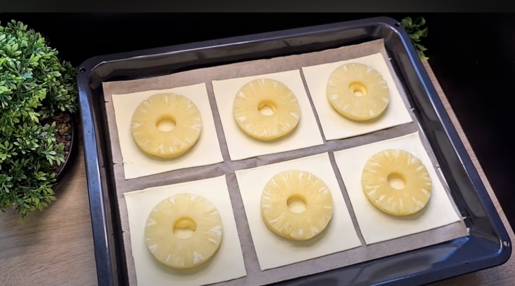 Rychlé čtverce z listového těsta s vanilkovým krémem, ananasem a malinou