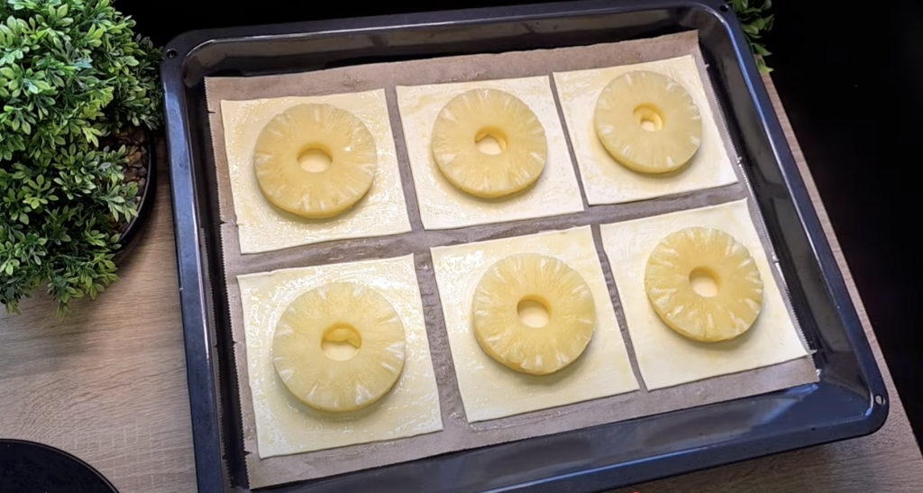 Rychlé čtverce z listového těsta s vanilkovým krémem, ananasem a malinou