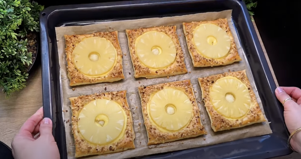 Rychlé čtverce z listového těsta s vanilkovým krémem, ananasem a malinou