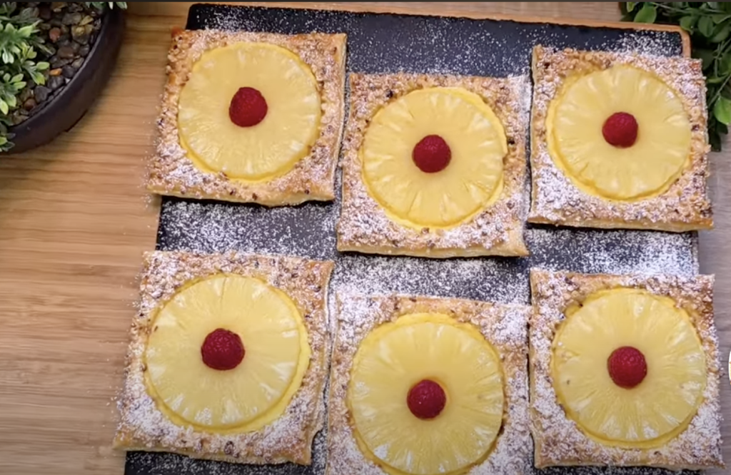 Rychlé čtverce z listového těsta s vanilkovým krémem, ananasem a malinou