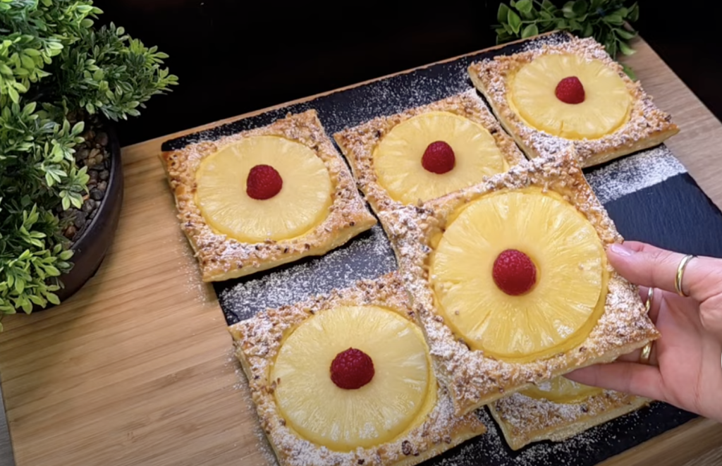 Rychlé čtverce z listového těsta s vanilkovým krémem, ananasem a malinou