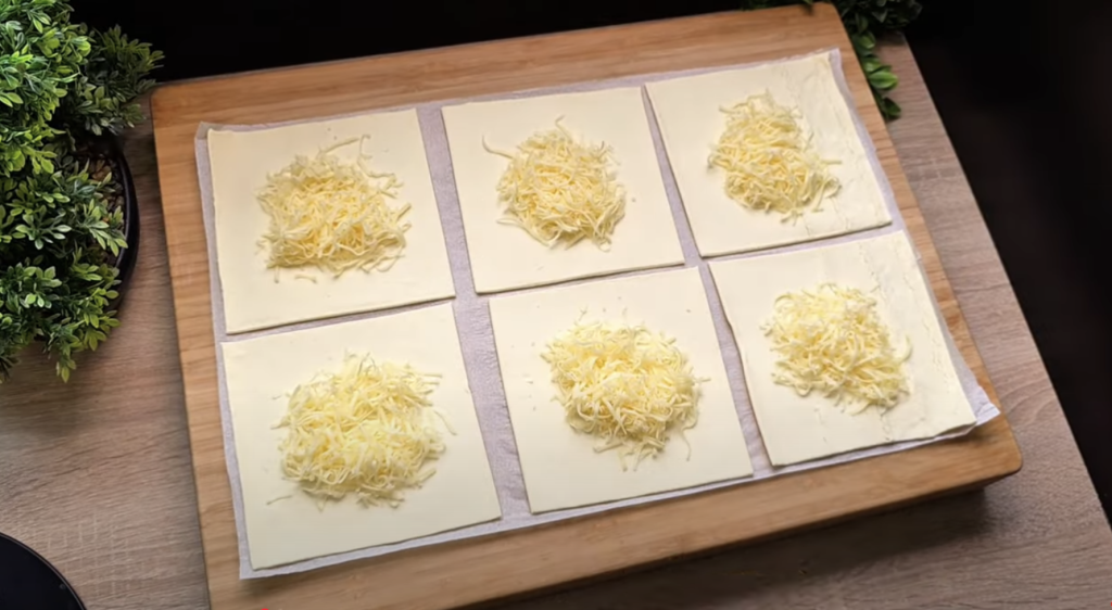 Sýrovo-salámové žemličky z listového těsta – rychlé a chutné slané pohoštění