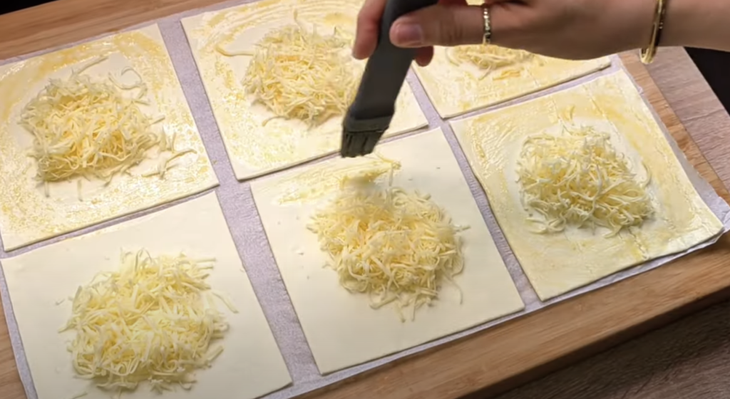 Sýrovo-salámové žemličky z listového těsta – rychlé a chutné slané pohoštění