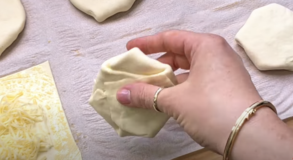 Sýrovo-salámové žemličky z listového těsta – rychlé a chutné slané pohoštění