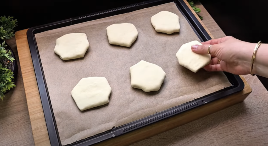 Sýrovo-salámové žemličky z listového těsta – rychlé a chutné slané pohoštění