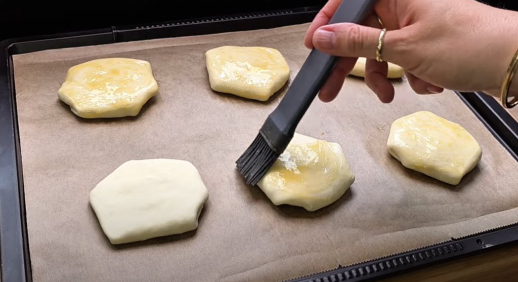 Sýrovo-salámové žemličky z listového těsta – rychlé a chutné slané pohoštění