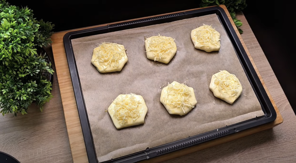 Sýrovo-salámové žemličky z listového těsta – rychlé a chutné slané pohoštění