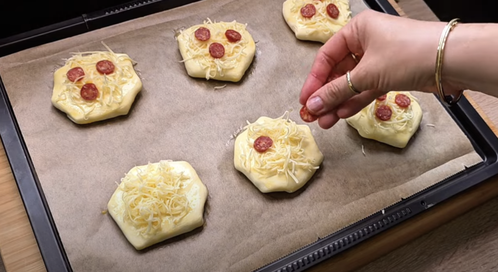 Sýrovo-salámové žemličky z listového těsta – rychlé a chutné slané pohoštění