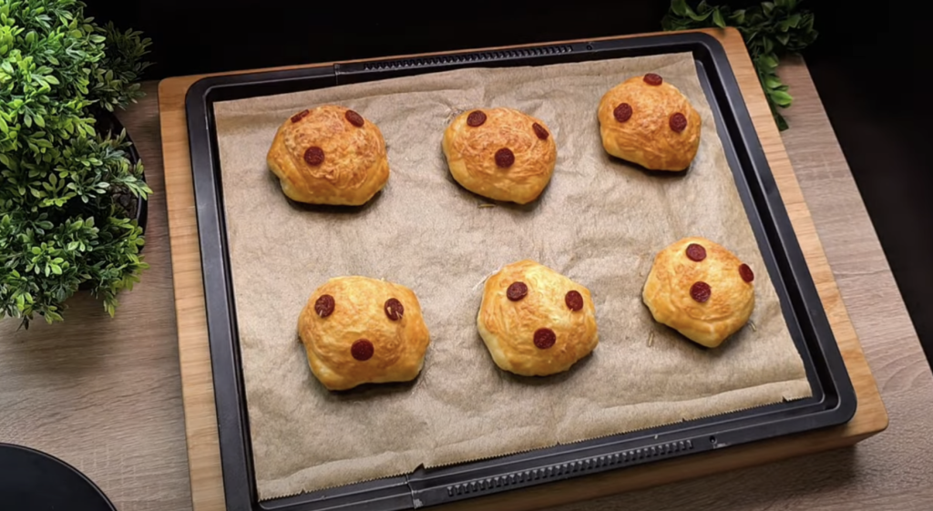 Sýrovo-salámové žemličky z listového těsta – rychlé a chutné slané pohoštění