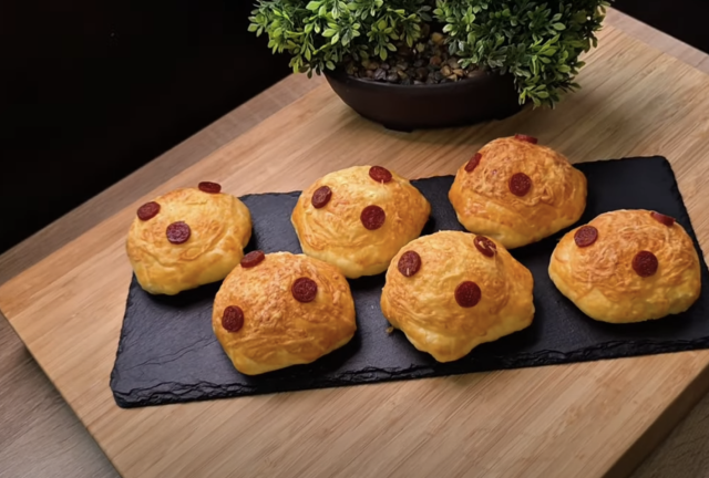 Sýrovo-salámové žemličky z listového těsta – rychlé a chutné slané pohoštění Sýrovo-salámové žemličky z listového těsta – rychlé a chutné slané pohoštění