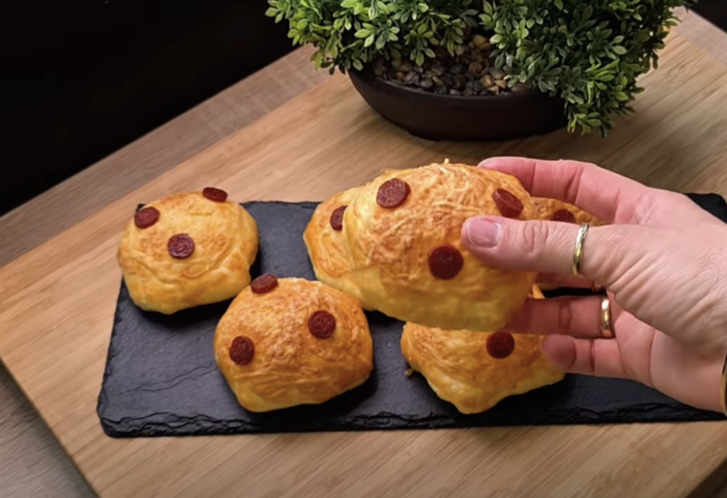 Sýrovo-salámové žemličky z listového těsta – rychlé a chutné slané pohoštění