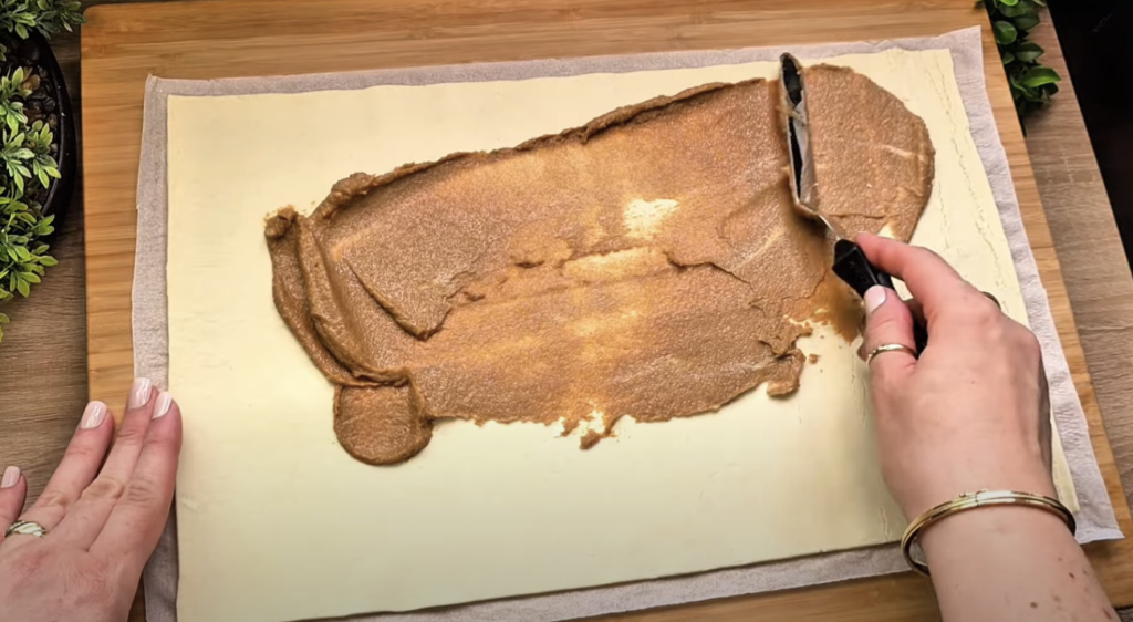 Skořicové růžičky z listového těsta – krok přípravy