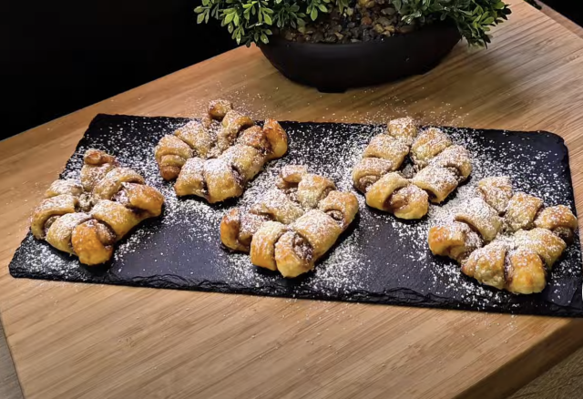 Něžné skořicové růžičky z listového těsta – rychlý a voňavý dezert