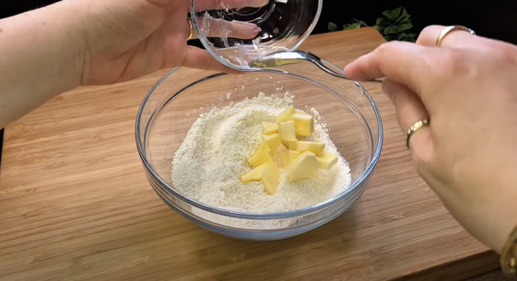 Rychlý třešňový koláč s tvarohovou náplní a máslovou drobenkou