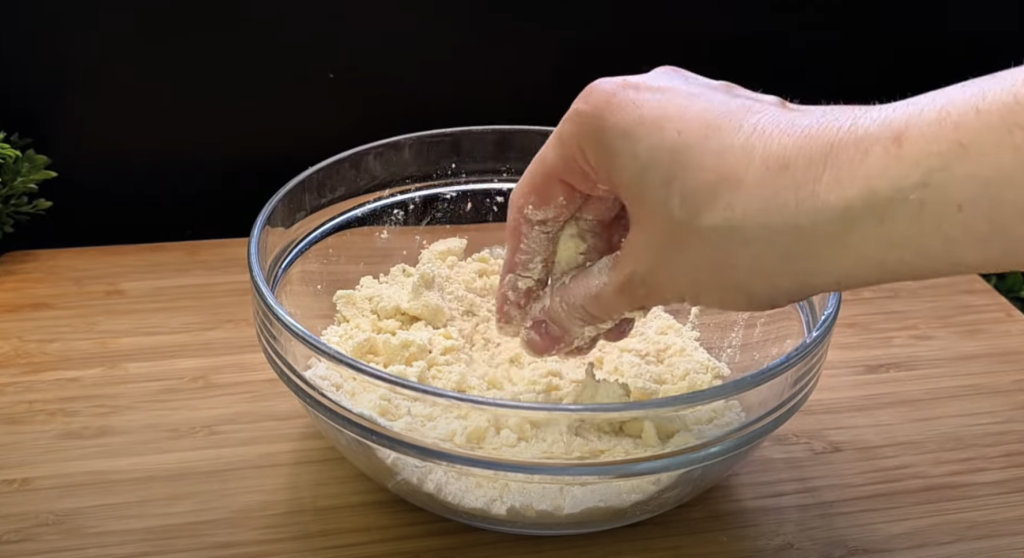 Rychlý třešňový koláč s tvarohovou náplní a máslovou drobenkou