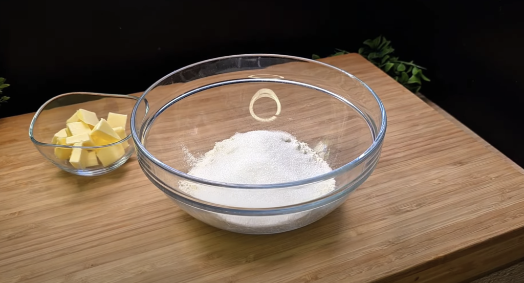 Rychlý třešňový koláč s tvarohovou náplní a máslovou drobenkou