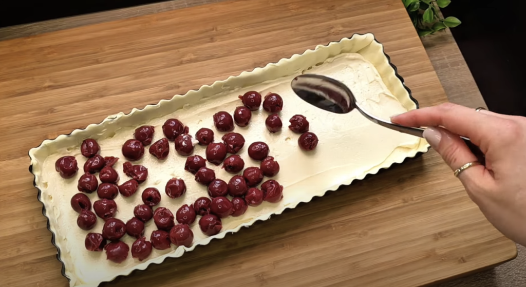 Rychlý třešňový koláč s tvarohovou náplní a máslovou drobenkou