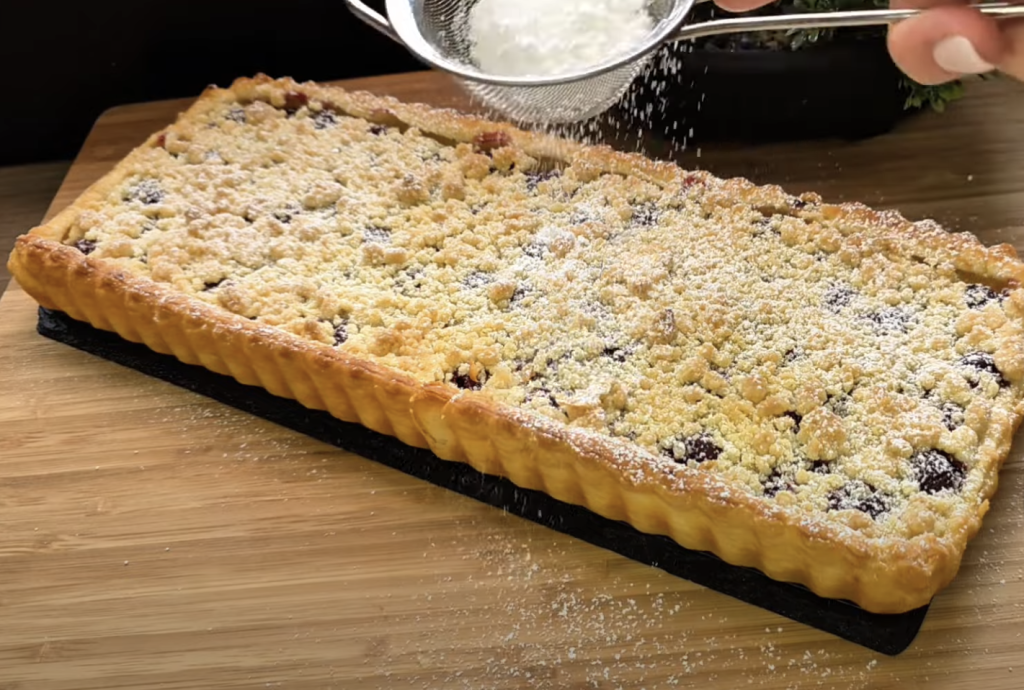 Rychlý třešňový koláč s tvarohovou náplní a máslovou drobenkou