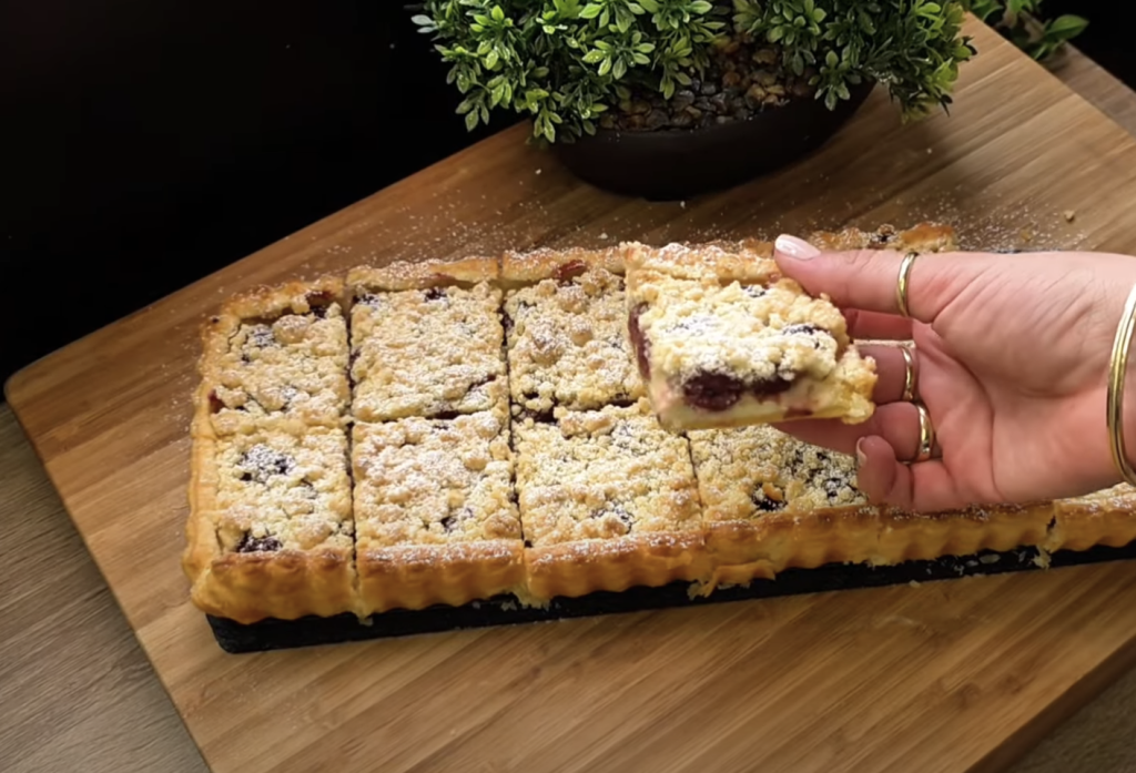 Rychlý třešňový koláč s tvarohovou náplní a máslovou drobenkou