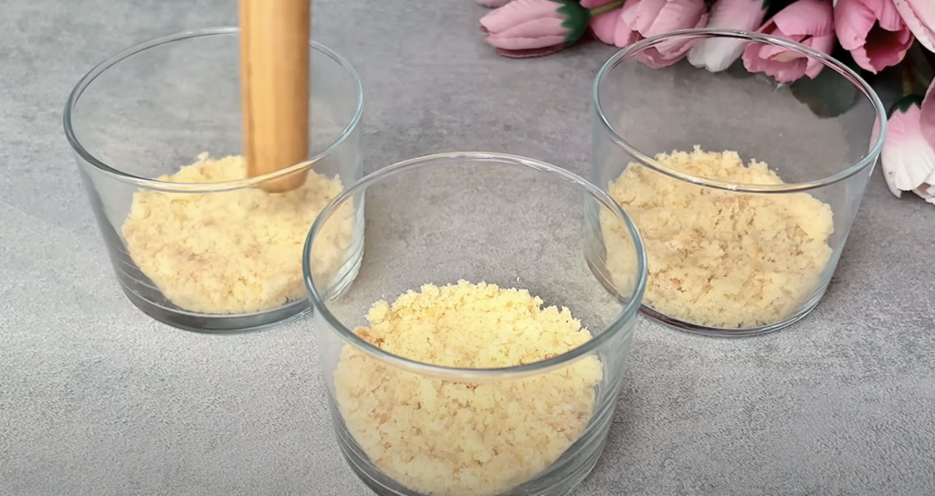 Lehký jahodový pohár s vanilkovým pudinkem a šlehačkou - svěží jahodový dezert plný chutí a vůní