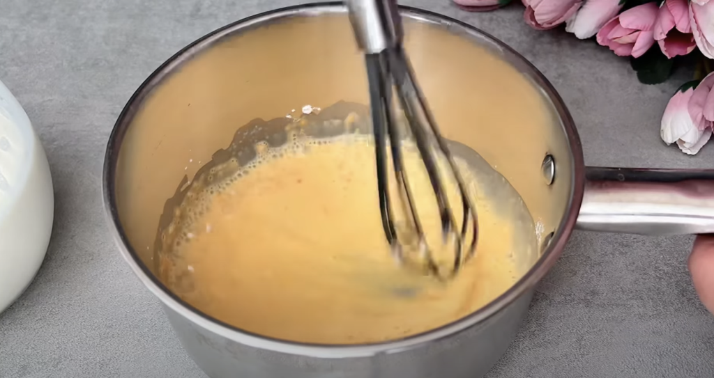 Lehký jahodový pohár s vanilkovým pudinkem a šlehačkou - svěží jahodový dezert plný chutí a vůní