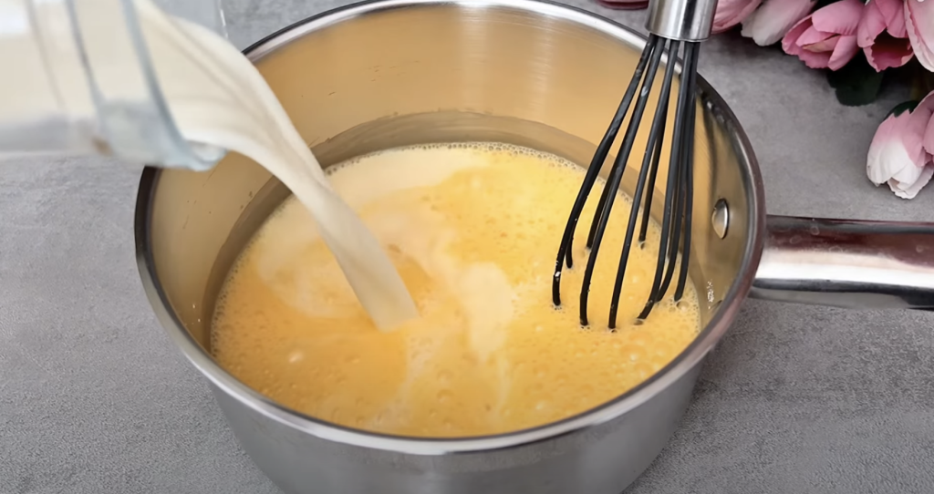 Lehký jahodový pohár s vanilkovým pudinkem a šlehačkou - svěží jahodový dezert plný chutí a vůní