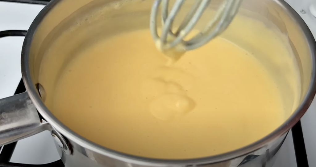 Lehký jahodový pohár s vanilkovým pudinkem a šlehačkou - svěží jahodový dezert plný chutí a vůní