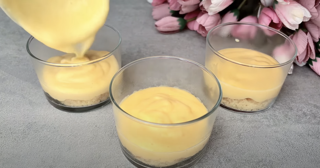 Lehký jahodový pohár s vanilkovým pudinkem a šlehačkou - svěží jahodový dezert plný chutí a vůní