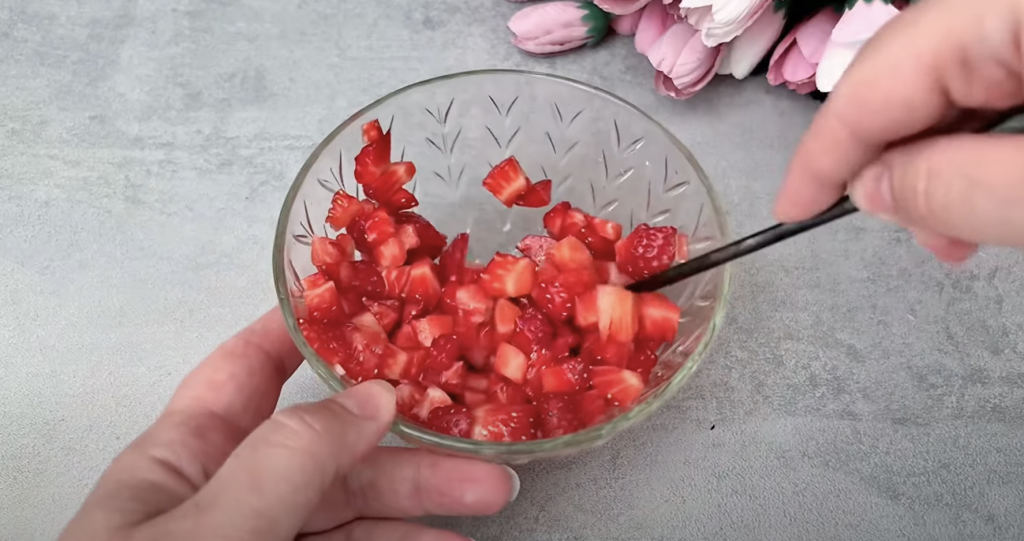 Lehký jahodový pohár s vanilkovým pudinkem a šlehačkou - svěží jahodový dezert plný chutí a vůní