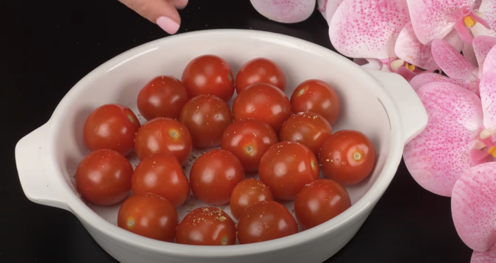 Slaný koláč ve tvaru sluníčka s kuřecí náplní, sýrem a pečenými cherry rajčátky