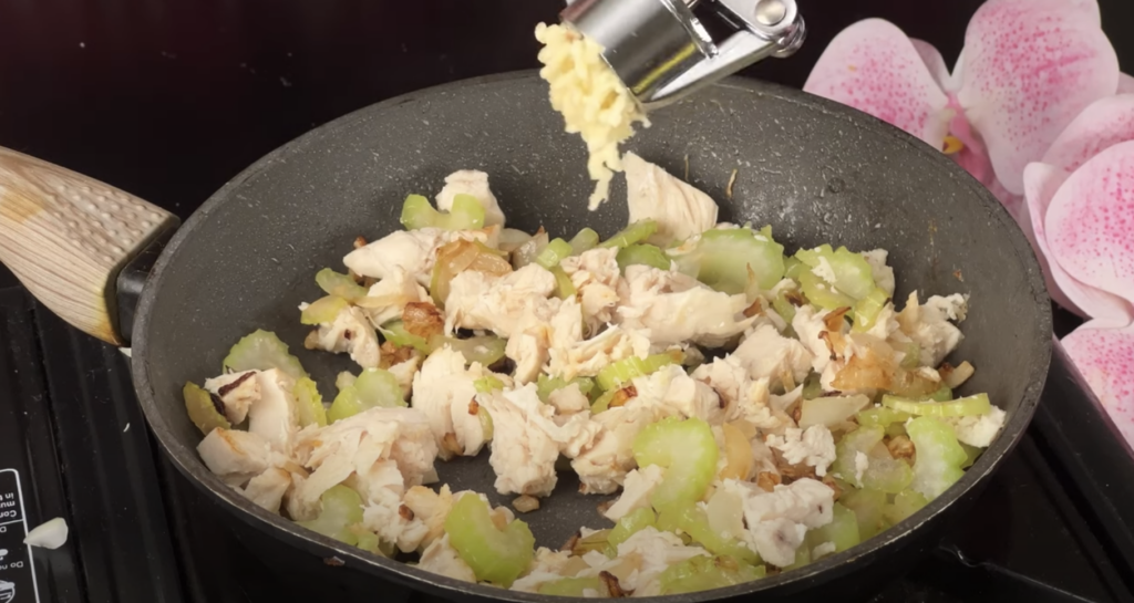 Slaný koláč ve tvaru sluníčka s kuřecí náplní, sýrem a pečenými cherry rajčátky