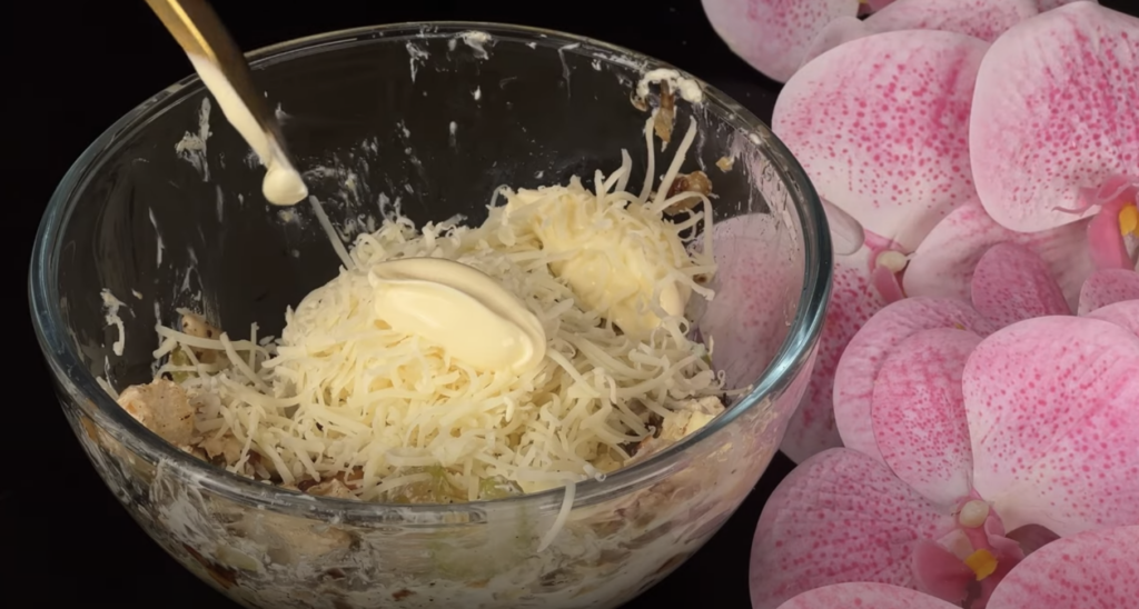 Slaný koláč ve tvaru sluníčka s kuřecí náplní, sýrem a pečenými cherry rajčátky