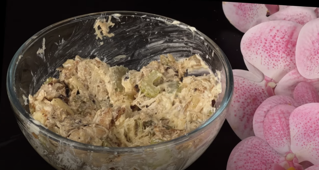 Slaný koláč ve tvaru sluníčka s kuřecí náplní, sýrem a pečenými cherry rajčátky