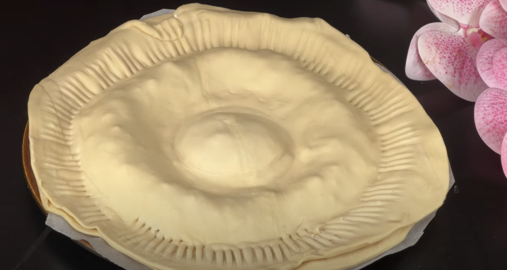 Slaný koláč ve tvaru sluníčka s kuřecí náplní, sýrem a pečenými cherry rajčátky