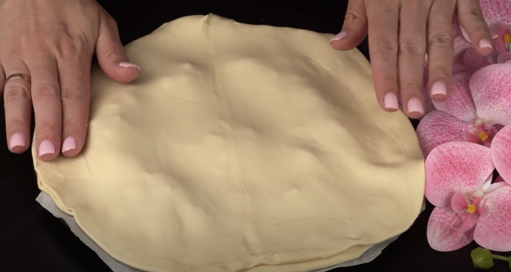 Slaný koláč ve tvaru sluníčka s kuřecí náplní, sýrem a pečenými cherry rajčátky
