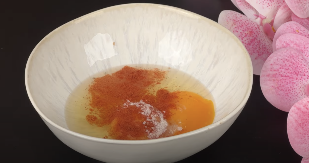 Slaný koláč ve tvaru sluníčka s kuřecí náplní, sýrem a pečenými cherry rajčátky