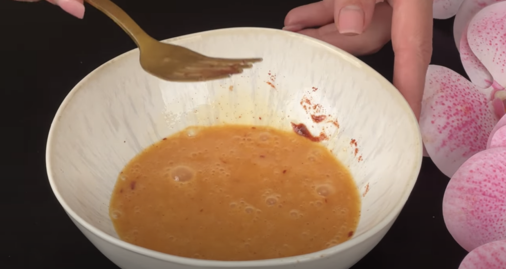 Slaný koláč ve tvaru sluníčka s kuřecí náplní, sýrem a pečenými cherry rajčátky