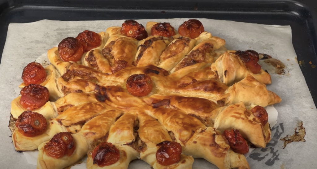Slaný koláč ve tvaru sluníčka s kuřecí náplní, sýrem a pečenými cherry rajčátky