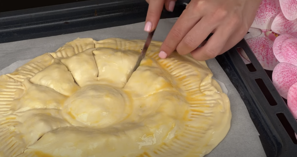 Slaný koláč ve tvaru sluníčka s kuřecí náplní, sýrem a pečenými cherry rajčátky