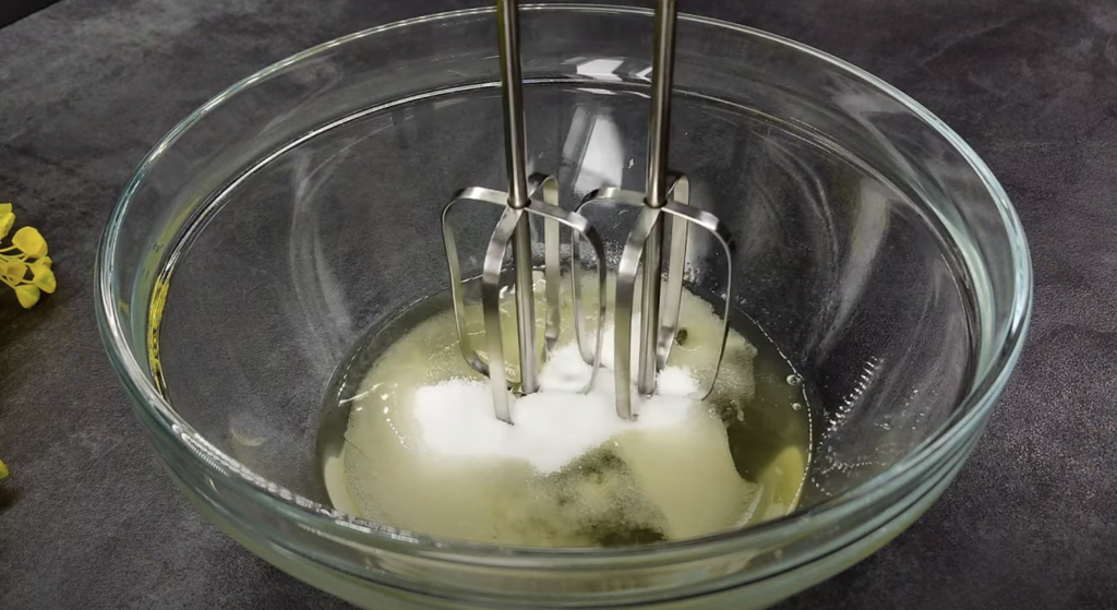 Mandlový dort s pudinkem, bílou čokoládou a mascarpone krémem s oříšky - jemný a elegantní dezert