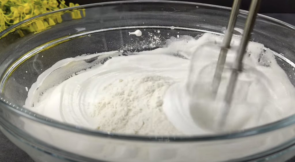 Mandlový dort s pudinkem, bílou čokoládou a mascarpone krémem s oříšky - jemný a elegantní dezert