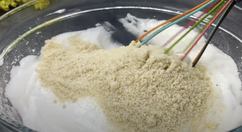 Mandlový dort s pudinkem, bílou čokoládou a mascarpone krémem s oříšky - jemný a elegantní dezert