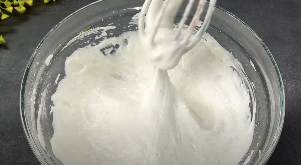 Mandlový dort s pudinkem, bílou čokoládou a mascarpone krémem s oříšky - jemný a elegantní dezert