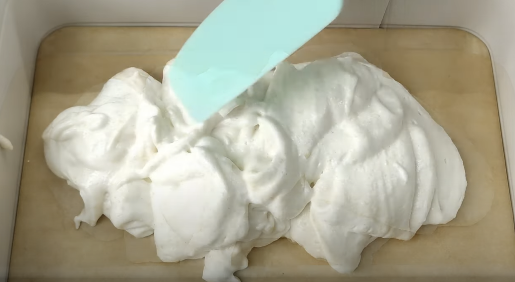 Mandlový dort s pudinkem, bílou čokoládou a mascarpone krémem s oříšky - jemný a elegantní dezert